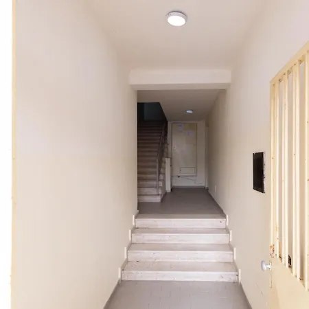 Beachside One-bedroom Flat *